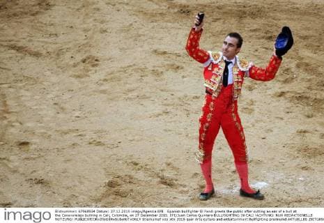 Spanish bullfighter El Fandi greets the public after cutting an ear of a bull at the Canaveralejo bullring in Cali, Colombia, on 27 December 2015. EFE Juan Carlos Quintero BULLFIGHTING IN CALI !ACHTUNG: NUR REDAKTIONELLE NUTZUNG! 