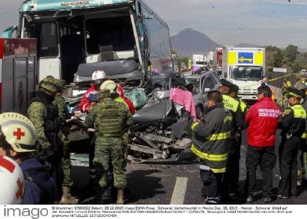 Schwerer Verkehrsunfall in Mexiko Dec. 28, 2015 - Mexico - Schwerer Unfall auf der Autobahn Circuito Exterior Mexiquense  - ZUMAu78_