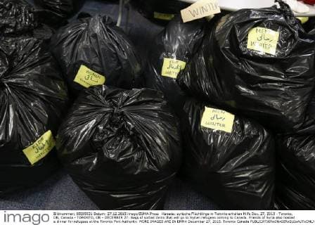 Kanada: syrische Flüchtlinge in Toronto erhalten Hilfe Dec. 27, 2015 - Toronto, ON, Canada - TORONTO, ON - DECEMBER 27: Bags of sorted items that will go to Syrian refugees coming to Canada. Friends of Syria also hosted a dinner for refugees at the Toronto Port Authority. MORE IMAGES ARE IN EMMA December 27, 2015. Toronto Canada  - ZUMAt14_