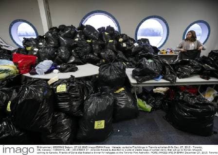 Kanada: syrische Flüchtlinge in Toronto erhalten Hilfe Dec. 27, 2015 - Toronto, ON, Canada - TORONTO, ON - DECEMBER 27: Amanda Marple is dwarfed by a pile of plastic bags of sorted items that will go to Syrian refugees coming to Canada. Friends of Syria also hosted a dinner for refugees at the Toronto Port Authority. MORE IMAGES ARE IN EMMA December 27, 2015. Toronto Canada  - ZUMAt14_