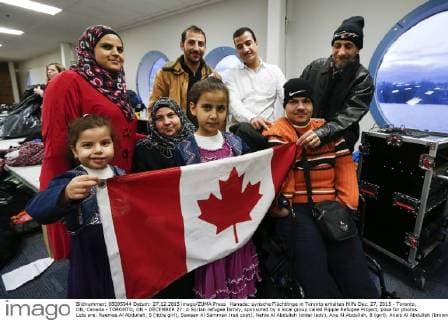 Kanada: syrische Flüchtlinge in Toronto erhalten Hilfe Dec. 27, 2015 - Toronto, ON, Canada - TORONTO, ON - DECEMBER 27: A Syrian refugee family, sponsored by a local group called Ripple Refugee Project, pose for photos. Lots are: Reemas Al Abdullah, 5 (little girl), Sawsan Al Samman (red coat), Nahla Al Abdullah (older lady), Aya Al Abdullah, 8 (girl), Anais Al Abdullah (brown coat), Mohamad Al Abdullah (white shirt), Oais Al Abdullah (orange sweater) and Abdullah Al Abdullah (black coat). Friends of Syria hosted a dinner for refugees at the Toronto Port Authority. MORE IMAGES ARE IN EMMA December 27, 2015. Toronto Canada - ZUMAt14_