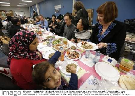 Kanada: syrische Flüchtlinge in Toronto erhalten Hilfe Dec. 27, 2015 - Toronto, ON, Canada - TORONTO, ON - DECEMBER 27: Friends of Syria hosted a dinner for refugees at the Toronto Port Authority. MORE IMAGES ARE IN EMMA December 27, 2015. Toronto Canada  - ZUMAt14_