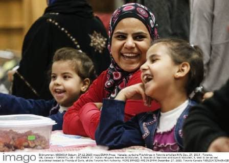 Kanada: syrische Flüchtlinge in Toronto erhalten Hilfe Dec. 27, 2015 - Toronto, ON, Canada - TORONTO, ON - DECEMBER 27: Syrian refugees Reemas Al Abdullah, 5, Sawsan Al Samman and Aya Al Abdullah, 8, wait to be served at a dinner hosted by Friends of Syria, at the Toronto Port Authority. MORE IMAGES ARE IN EMMA December 27, 2015. Toronto Canada - ZUMAt14_
