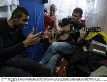 Russland: Vorbereitungen fÃ¼r Neujahrskonzert von Strafgefangenen in Mordwinien MORDOVIA, RUSSIA. DECEMBER 30, 2015. Preparations for a concert given by prisoners at penal colony No 13. Participating in the concert are 47 convicts from 8 correctional facilities. Stanislav Krasilnikov TASS  TS014E48