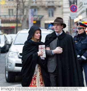(160101)-- VIENNA, JAN. 1, 2016-- Austrian citizens with formal dress walk to attend the annual traditional New Year s concert with the Vienna Philharmonic Orchestra at the golden hall of the Musikverein in Vienna, Austria, Jan. 1, 2016. )(azp) AUSTRIA-VIENNA-NEW YEAR-CONCERT qianxyi 