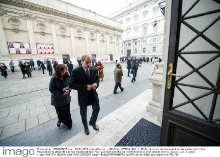 (160101)-- VIENNA, JAN. 1, 2016-- Austrian citizens walk into the golden hall of the Musikverein to attend the annual traditional New Year s concert with the Vienna Philharmonic Orchestra in Vienna, Austria, Jan. 1, 2016. )(azp) AUSTRIA-VIENNA-NEW YEAR-CONCERT qianxyi 