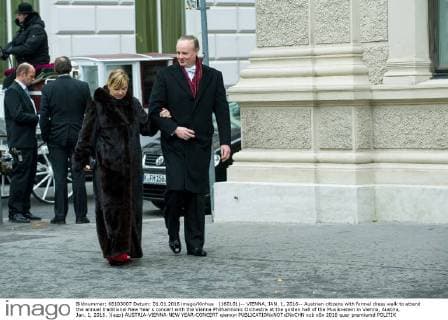 (160101)-- VIENNA, JAN. 1, 2016-- Austrian citizens with formal dress walk to attend the annual traditional New Year s concert with the Vienna Philharmonic Orchestra at the golden hall of the Musikverein in Vienna, Austria, Jan. 1, 2016. )(azp) AUSTRIA-VIENNA-NEW YEAR-CONCERT qianxyi 