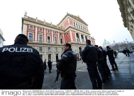 (160101)-- VIENNA, JAN. 1, 2016-- Austrian police officers stand guard outside the golden hall of the Musikverein for the annual traditional New Year s concert with the Vienna Philharmonic Orchestra in Vienna, Austria, Jan. 1, 2016. )(azp) AUSTRIA-VIENNA-NEW YEAR-CONCERT qianxyi 