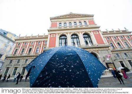(160101)-- VIENNA, JAN. 1, 2016-- A tourist holding an umbrella stands in front of the golden hall of the Musikverein where the annual traditional New Year s concert with the Vienna Philharmonic Orchestra will be held in Vienna, Austria, Jan. 1, 2016. )(azp) AUSTRIA-VIENNA-NEW YEAR-CONCERT qianxyi 