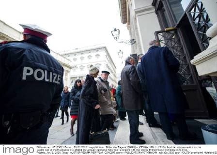 Bilder des Tages (160101)-- VIENNA, JAN. 1, 2016-- Austrian citizens walk into the golden hall of the Musikverein to attend the annual traditional New Year s concert with the Vienna Philharmonic Orchestra in Vienna, Austria, Jan. 1, 2016. )(azp) AUSTRIA-VIENNA-NEW YEAR-CONCERT qianxyi 