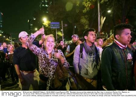 Revelers dance as they celebrate the New Year in dowtown Mexico City, Mexico, on 01 Januay 2016. Mexicans celebrate the New Year with very different traditions like taking an early walk through the streets, wearing red and yellow clothes, eating 12 grapes at midnight, showing a roll of notes, and taking out to the street old things. EFE Jose Mendez NEW YEAR CELEBRATIONS !ACHTUNG: NUR REDAKTIONELLE NUTZUNG! 