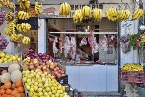 Metzgerladen mit Obststand, Markt, Taxco de Alarcon, Bundesstaat Guerrero, Mexiko, Nordamerika Copyright: imageBROKER/HorstxMahr iblhmw04286889.jpg