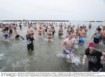 (160101) -- TORONTO, Jan. 1, 2016 -- Participants take part in the 2016 Toronto Polar Bear Dip event at the Sunnyside Park in Toronto, Canada, Jan. 1, 2016. Hundreds of participants braved the chilly waters to celebrate the New Year on Friday. ) CANADA-TORONTO-POLAR BEAR DIP ZouxZheng 