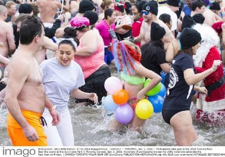 (160101) -- TORONTO, Jan. 1, 2016 -- Participants take part in the 2016 Toronto Polar Bear Dip event at the Sunnyside Park in Toronto, Canada, Jan. 1, 2016. Hundreds of participants braved the chilly waters to celebrate the New Year on Friday. ) CANADA-TORONTO-POLAR BEAR DIP ZouxZheng 