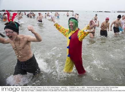 (160101) -- TORONTO, Jan. 1, 2016 -- Participants take part in the 2016 Toronto Polar Bear Dip event at the Sunnyside Park in Toronto, Canada, Jan. 1, 2016. Hundreds of participants braved the chilly waters to celebrate the New Year on Friday. ) CANADA-TORONTO-POLAR BEAR DIP ZouxZheng 