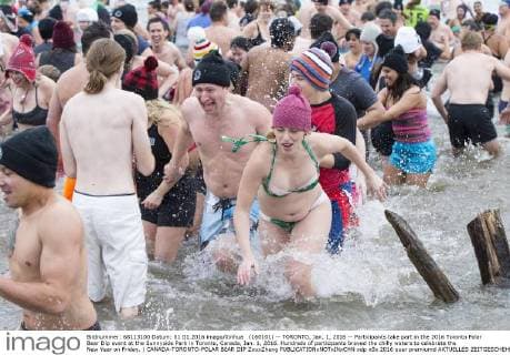 (160101) -- TORONTO, Jan. 1, 2016 -- Participants take part in the 2016 Toronto Polar Bear Dip event at the Sunnyside Park in Toronto, Canada, Jan. 1, 2016. Hundreds of participants braved the chilly waters to celebrate the New Year on Friday. ) CANADA-TORONTO-POLAR BEAR DIP ZouxZheng 