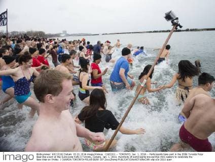 (160101) -- TORONTO, Jan. 1, 2016 -- Participants take part in the 2016 Toronto Polar Bear Dip event at the Sunnyside Park in Toronto, Canada, Jan. 1, 2016. Hundreds of participants braved the chilly waters to celebrate the New Year on Friday. ) CANADA-TORONTO-POLAR BEAR DIP ZouxZheng 