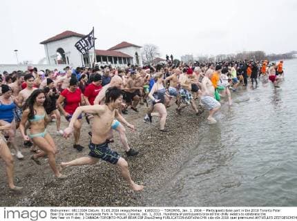 (160101) -- TORONTO, Jan. 1, 2016 -- Participants take part in the 2016 Toronto Polar Bear Dip event at the Sunnyside Park in Toronto, Canada, Jan. 1, 2016. Hundreds of participants braved the chilly waters to celebrate the New Year on Friday. ) CANADA-TORONTO-POLAR BEAR DIP ZouxZheng 