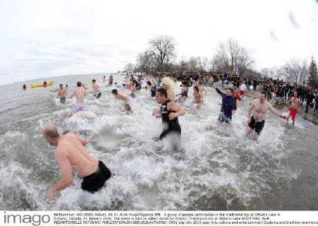 A group of people participates in the traditional dip at ONtario Lake in Ontario, Canada, 01 January 2016. The event is held to collect funds for charity. Traditional dip at ONtario Lake !ACHTUNG: NUR REDAKTIONELLE NUTZUNG!  CN01