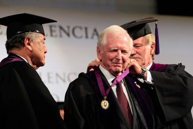 Oct. 4, 2013 - Mexico - G04101312.JPG.MEXICO, D.F. Salud Health-Foro.- El doctor aleman Harald Zur Hausen durante la recepcion de una condecoracion en la ceremonia de clausura del Foro de Medicina de Excelencia, en el Centro MÃ  - ZUMAu78