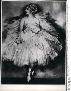 1915 - Anna Pavlova in a photographic study. - ZUMAk09_