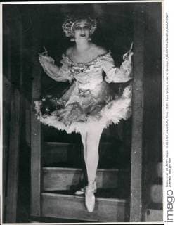 1925 - Anna Pavlova on way to the stage. - ZUMAk09_