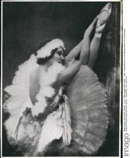 1925 - Anna Pavlova in her famous dance The Dying Swan - ZUMAk09_
