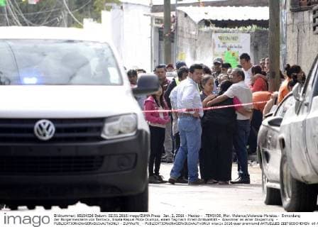 Jan. 2, 2016 - Mexico - .TEMIXCO, Mor. Violence Violencia-Morelos.- Ermordung der Bürgermeisterin von Temixco, Gisela Raquel Mota Ocampo, einen Tag nach ihrem Amtsantritt - Anwohner an einer Absperrung -  - ZUMAu78_