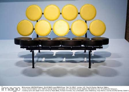 Designklassiker von Ray und Charles Eames Oct. 21, 2013 - London, UK - Pop Art Design, Barbican Gallery, London.Marschmallow, sofa, 1965 by George Nelson Associates, Inc..The exhibit brings together 200 works by over 70 artists and designers, including iconic and lesser known works by Peter Blake, Richard Hamilton, Roy Lichtenstein, Claes Oldenburg, Andy Warhol, Charles and Ray Eames, Gaetano Pesce and Ettore Sottsass. Barbican Gallery, London, UK.  - ZUMAn e