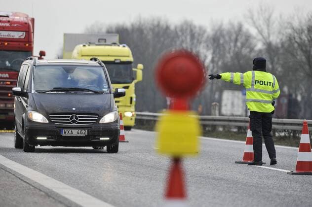 dänische Grenzkontrolle Kontrolle an der deutsch-dänischen Grenze durch die dänische Polizei auf der A7. Personen ohne gültige Ausweispapiere wird die Einreise ins Königreich verwehrt.