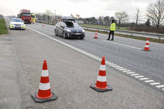 dänische Grenzkontrolle Kontrolle an der deutsch-dänischen Grenze durch die dänische Polizei auf der A7. Personen ohne gültige Ausweispapiere wird die Einreise ins Königreich verwehrt.