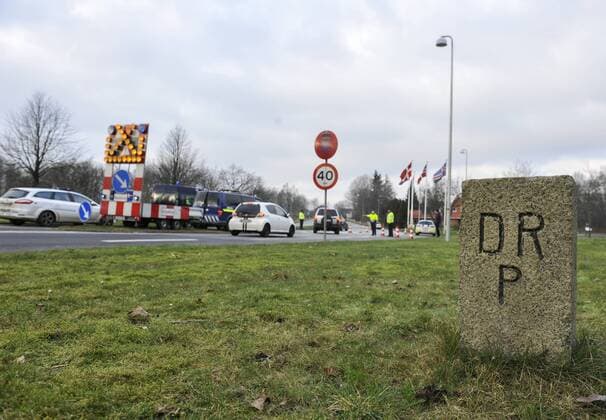 dänische Grenzkontrolle Kontrolle an der deutsch-dänischen Grenze durch die dänische Polizei am Grenzübergang Pattburg (Padborg). Personen ohne gültige Ausweispapiere wird die Einreise ins Königreich verwehrt.