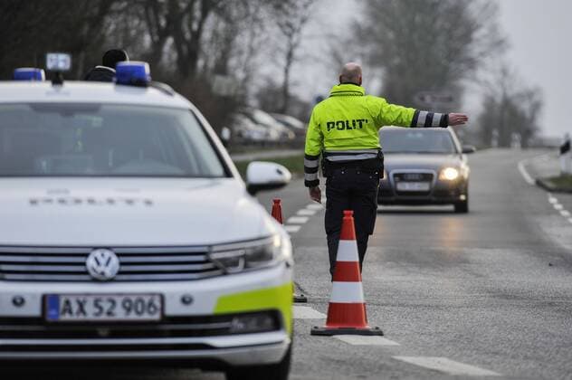 dänische Grenzkontrolle Kontrolle an der deutsch-dänischen Grenze durch die dänische Polizei am Grenzübergang Pattburg (Padborg). Personen ohne gültige Ausweispapiere wird die Einreise ins Königreich verwehrt.