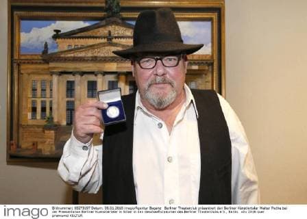 Berliner Theaterclub präsentiert den Berliner Künstlertaler Walter Plathe bei der Praesentation Berliner Kuenstlertaler in Silber in den Geschaeftsraeumen des Berliner Theaterclubs e.V., Berlin.