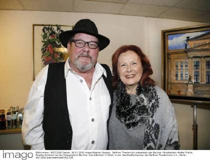 Berliner Theaterclub präsentiert den Berliner Künstlertaler Walter Plathe, Brigitte Grothum bei der Praesentation Berliner Kuenstlertaler in Silber in den Geschaeftsraeumen des Berliner Theaterclubs e.V., Berlin.