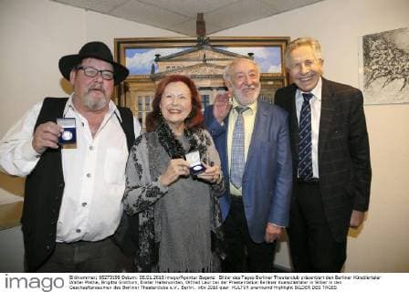 Bilder des Tages Berliner Theaterclub präsentiert den Berliner Künstlertaler Walter Plathe, Brigitte Grothum, Dieter Hallervorden, Otfried Laur bei der Praesentation Berliner Kuenstlertaler in Silber in den Geschaeftsraeumen des Berliner Theaterclubs e.V., Berlin.
