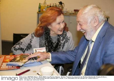 Berliner Theaterclub präsentiert den Berliner Künstlertaler Brigitte Grothum, Dieter Hallervorden bei der Praesentation Berliner Kuenstlertaler in Silber in den Geschaeftsraeumen des Berliner Theaterclubs e.V., Berlin.