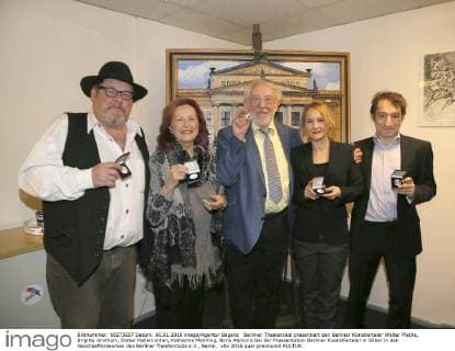 Berliner Theaterclub präsentiert den Berliner Künstlertaler Walter Plathe, Brigitte Grothum, Dieter Hallervorden, Katharine Mehrling, Boris Aljinovic bei der Praesentation Berliner Kuenstlertaler in Silber in den Geschaeftsraeumen des Berliner Theaterclubs e.V., Berlin.