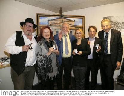 Berliner Theaterclub präsentiert den Berliner Künstlertaler Walter Plathe, Brigitte Grothum, Dieter Hallervorden, Katharine Mehrling, Boris Aljinovic, Otfried Laur bei der Praesentation Berliner Kuenstlertaler in Silber in den Geschaeftsraeumen des Berliner Theaterclubs e.V., Berlin.
