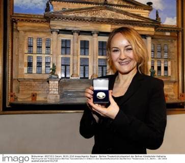 Berliner Theaterclub präsentiert den Berliner Künstlertaler Katharine Mehrling bei der Praesentation Berliner Kuenstlertaler in Silber in den Geschaeftsraeumen des Berliner Theaterclubs e.V., Berlin.