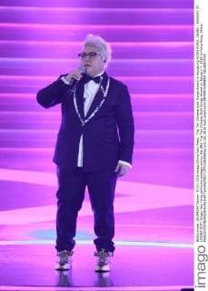 Top Ten Chinese Gold Songs Award in Hongkong HONG KONG, CHINA - JANUARY 07: (CHINA OUT) Singer Han Hong performs onstage during the 38th Top Ten Chinese Gold Songs Award on January 7, 2016 in Hong Kong, China.  CFP22366065sp