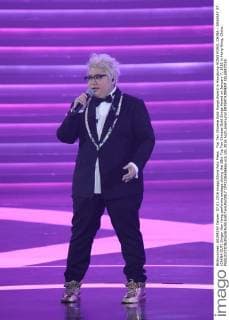 Top Ten Chinese Gold Songs Award in Hongkong HONG KONG, CHINA - JANUARY 07: (CHINA OUT) Singer Han Hong performs onstage during the 38th Top Ten Chinese Gold Songs Award on January 7, 2016 in Hong Kong, China.  CFP22366066sp