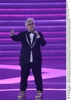 Top Ten Chinese Gold Songs Award in Hongkong HONG KONG, CHINA - JANUARY 07: (CHINA OUT) Singer Han Hong performs onstage during the 38th Top Ten Chinese Gold Songs Award on January 7, 2016 in Hong Kong, China.  CFP22366070sp
