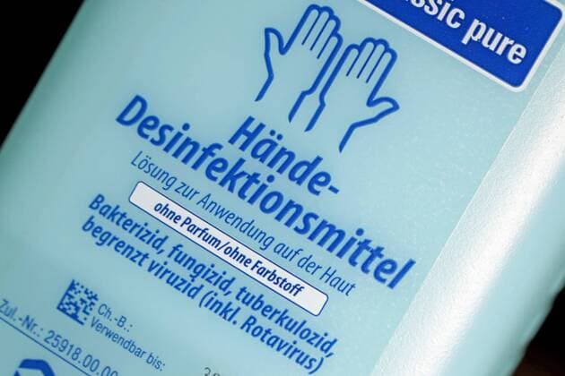 Schild auf einer Haende-Desinfektionsflasche, Themenbild, Symbol , 07.01..2016, Copyright: Deutzmannx xEibner-Pressefoto EP_cdn