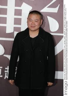 BEIJING, CHINA - JANUARY 07: (CHINA OUT) Crosstalk comedian Yue Yunpeng arrives at the red carpet of the 2015 Sina Weibo Award Ceremony at China World Trade Center Tower III on January 7, 2016 in Beijing, China.  CFP477916059