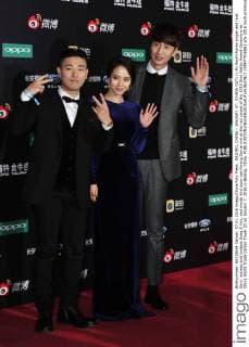 BEIJING, CHINA - JANUARY 07: (CHINA OUT) (L-R) South Korea singer and host Gary, actress and hostess Song Ji Hyo, and model and actor Lee Kwang Soo arrive at the red carpet of the 2015 Sina Weibo Award Ceremony at China World Trade Center Tower III on January 7, 2016 in Beijing, China.  CFP477916061