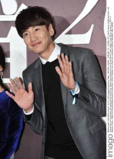 BEIJING, CHINA - JANUARY 07: (CHINA OUT) South Korea model and actor Lee Kwang Soo arrives at the red carpet of the 2015 Sina Weibo Award Ceremony at China World Trade Center Tower III on January 7, 2016 in Beijing, China.  CFP477916062