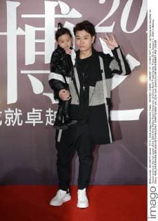 BEIJING, CHINA - JANUARY 07: (CHINA OUT) Actor Jia Nailing and daughter Jia Yunxin arrive at the red carpet of the 2015 Sina Weibo Award Ceremony at China World Trade Center Tower III on January 7, 2016 in Beijing, China.  CFP477916067