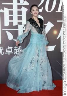 BEIJING, CHINA - JANUARY 07: (CHINA OUT) Actress Yao Chen arrives at the red carpet of the 2015 Sina Weibo Award Ceremony at China World Trade Center Tower III on January 7, 2016 in Beijing, China.  CFP477916104