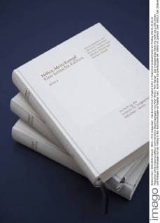 Das Institut fuer Zeitgeschichte in Muenchen praesentierte am Freitag (08.01.2016) in Muenchen seine wissenschaftlich kommentierte Gesamtausgabe von Adolf Hitlers Mein Kampf . Das zweibaendige Werk mit mehr als 2.000 Seiten und farbigen Abbildungen soll ab Freitag in den Buchhandlungen verfuegbar sein. Auch eine digitale Ausgabe der Edition ist geplant. Dem Institut fuer Zeitgeschichte zufolge ist Hitlers Hetzschrift in einem grossangelegten Forschungsprojekt umfassend aufbereitet worden. Die kritische Edition ordne die historischen Fakten ein und erklaere den Entstehungskontext. Derzeit wird diskutiert, ob die kommentierte Mein Kampf -Ausgabe auch im Schulunterricht verwendet werden soll. Mein Kampf von Adolf Hitler wurde bis 1945 mehr als zwoelf Millionen Mal gedruckt. Nach Ende des Zweiten Weltkriegs hatte der Freistaat Bayern die Rechte an dem Buch inne und konnte so Nachdrucke Copyright: epd-bild mck EDITORIAL USE ONLY